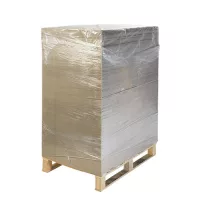 Sivý kartónový panel vo veľkom množstve na palete